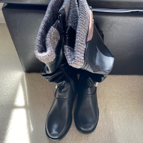 Faux fur lined boots with a regular 1/2 inch heal. - Picture 2 of 7